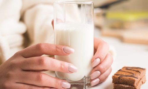 close-up-woman-with-milk